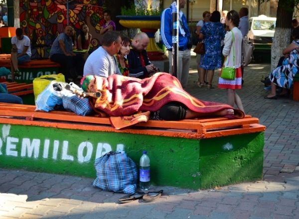 In Moldova sunt tot mai multi batrani si tot mai putini tineri care sa le plateasca pensiile.