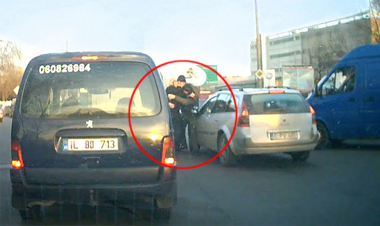 В Кишиневе двое мужчин подрались прямо на дороге.