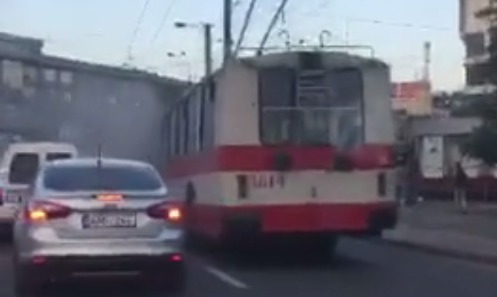 Пожар охватил часть троллейбуса, которая ноходится рядом с кабиной водителя.