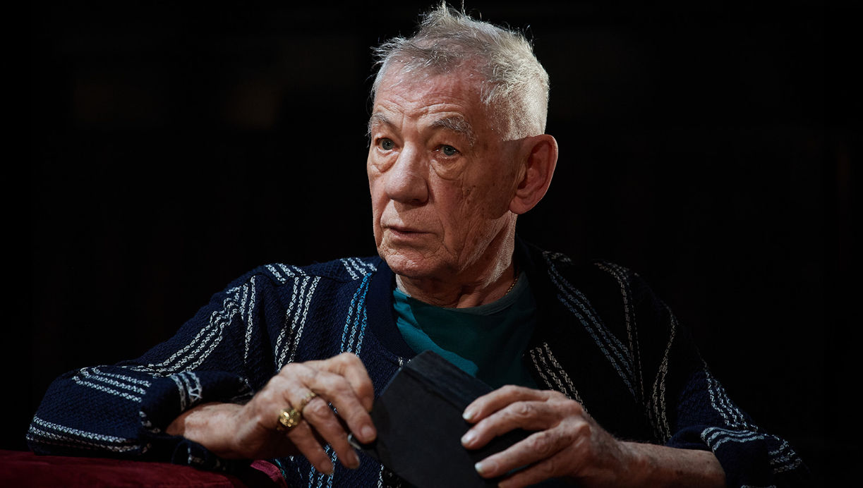 Маккеллена спас костюм: 85-летний британский актер рассказал о падении.