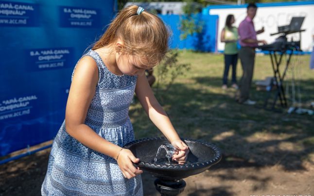 Ţinta hoţilor. Cineva a încercat să fure cișmeaua din Parcul Catedralei. Foto: adevarul.ro