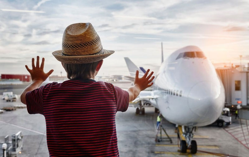Părinții și-au abandonat fiul de 10 ani într-un aeroport pentru a nu pierde ocazia de a pleca în vacanță.