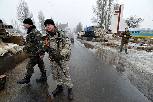 Украинские военные на контрольно-пропускном пункте на окраине города Константиновка.