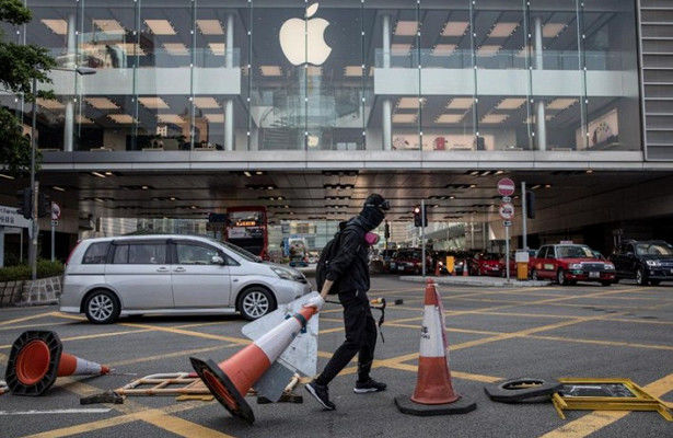 Apple удалила из своего магазина приложений программу, позволявшую отслеживать перемещения полицейских в Гонконге. 