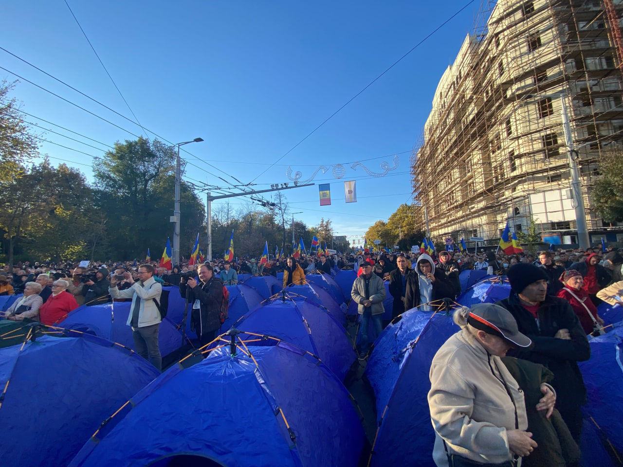 В центре Кишинёва снова установили палатки: протест продолжится через неделю.