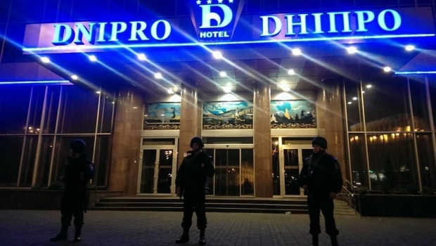 В ходе обыска в киевской гостинице «Днепр», где ранее располагалась штаб-квартира «Правого сектора», обнаружили самодельное взрывное устройство.