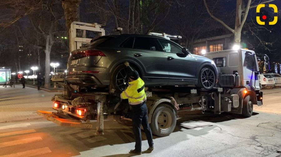 В центре Кишинева эвакуировали неправильно припаркованный автомобиль Audi. Фото: realitatea.md