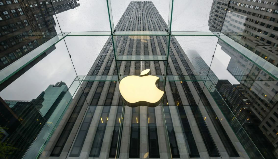 Работница подала в суд на Apple из-за увольнения после жалобы на абьюзера.