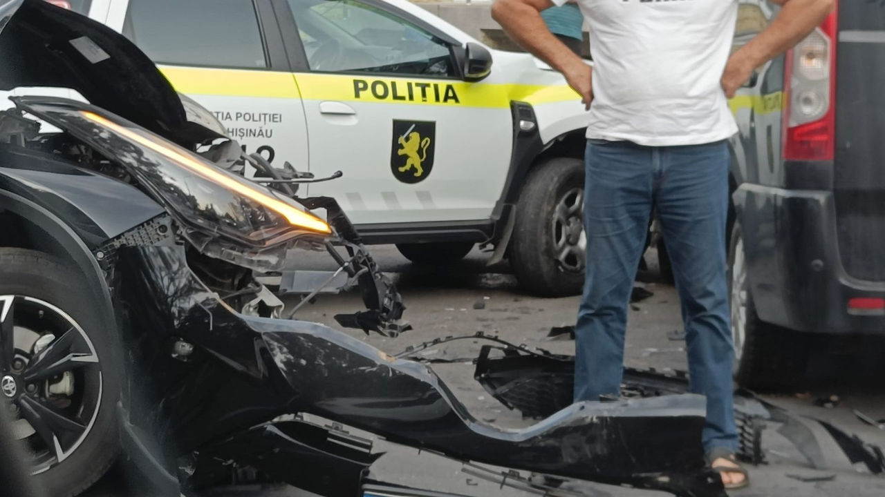 В Кишиневе произошло ДТП: пострадал полицейский.