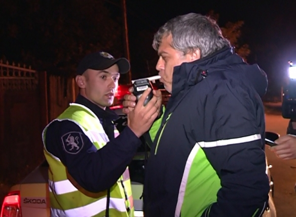 Politia a inceput aseara operatiunea Nopti Albe. Oamenii legii au tras pe dreapta soferii pentru a-i verifica daca au consumat alcool.