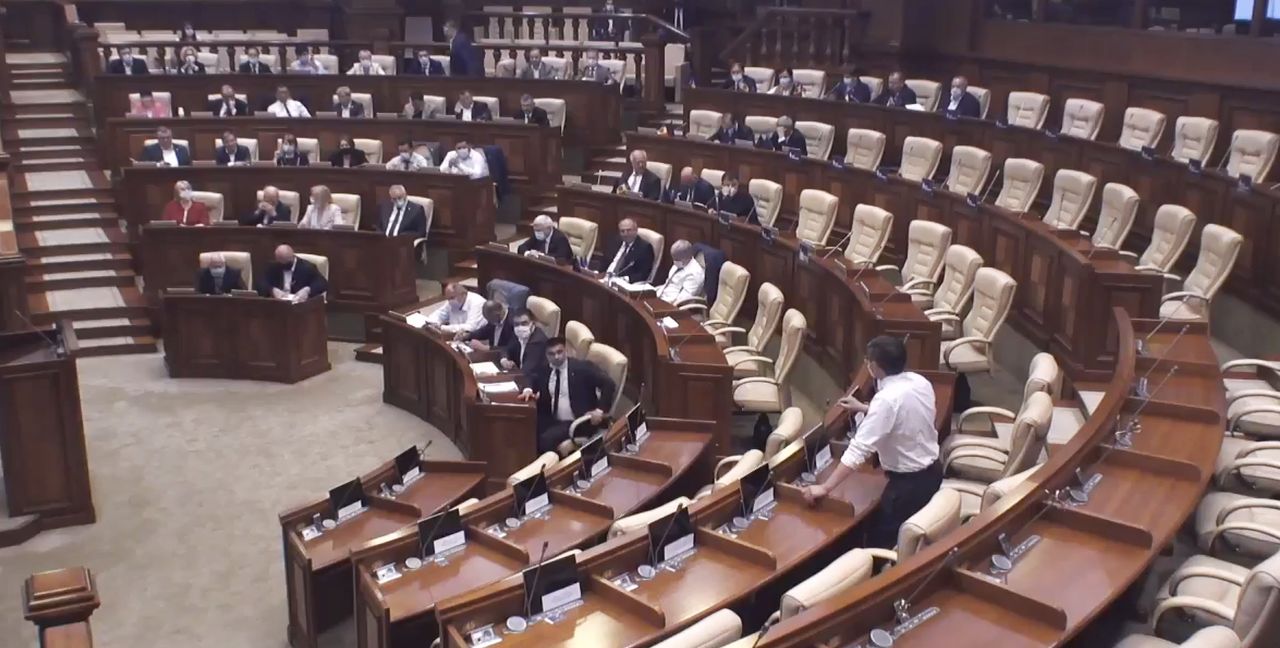 Депутаты от оппозиции бойкотируют заседание парламента.