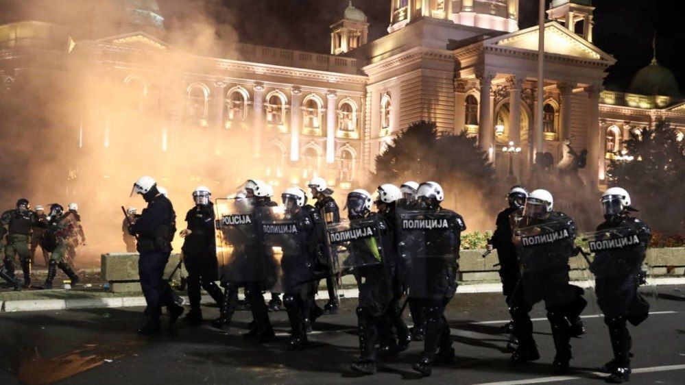 В Сербии протестующие из-за мер против COVID-19 прорвались в парламент.