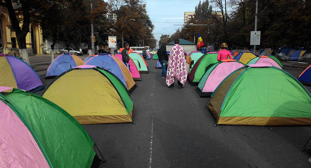 Orăşelul corturilor instalat de opoziţia de centru-stânga a mai crescut cu un „cartier”.