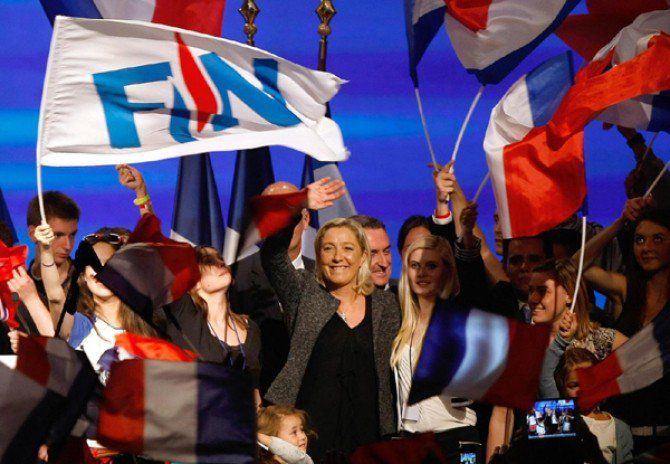 Membrii Frontului Naţional susţin planul controversat al Marinei Le Pen de a renunţa la euro. 