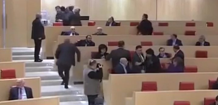 Подравшихся из-за выборов грузинских депутатов сняли на видео.