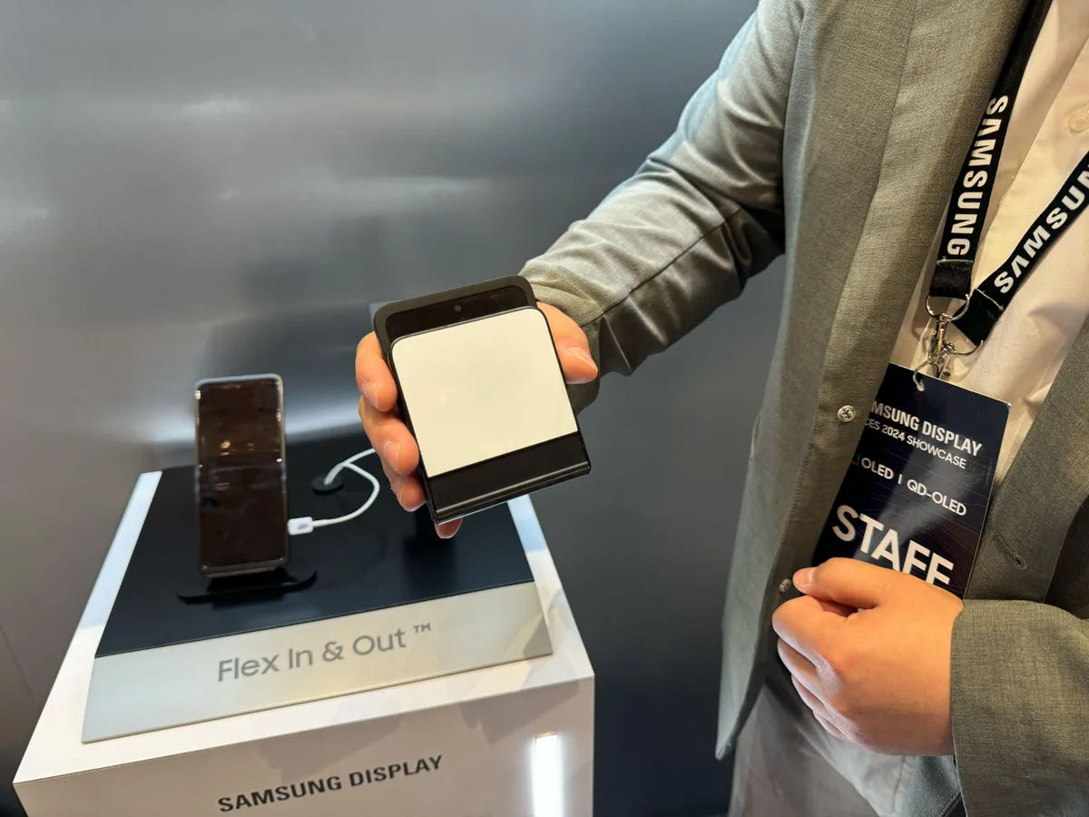 Samsung показал концепт складного двустороннего экрана In &amp; Out Flip.