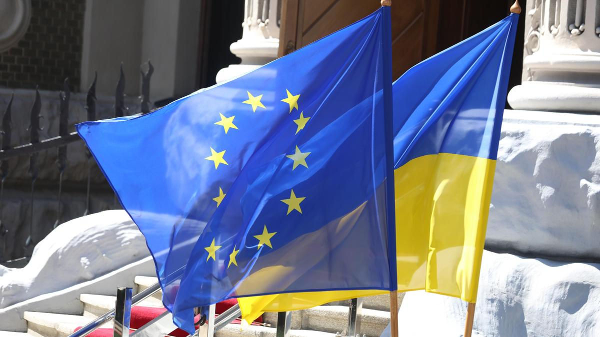 UE a suspendat o tranșă de ajutor pentru Ucraina din cauza unei legi semnate de Zelenski.