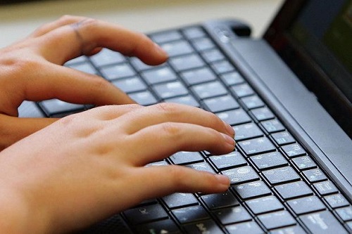Cu serviciul gratuit „Declaraţia electronică” depuneţi declaraţia privind impozitul pe venit al persoanelor fizice în condiţii de maximum comoditate.