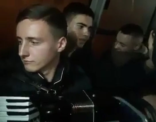 В Кишиневе молодые люди сыграли на аккордеоне в троллейбусе.