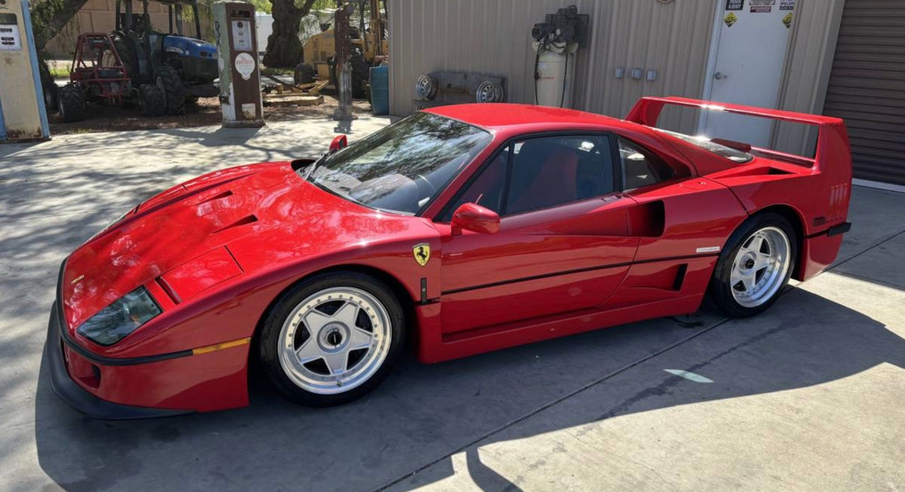 Legendarul supercar Ferrari F40 cu kilometraj minim, scos la vânzare în SUA.