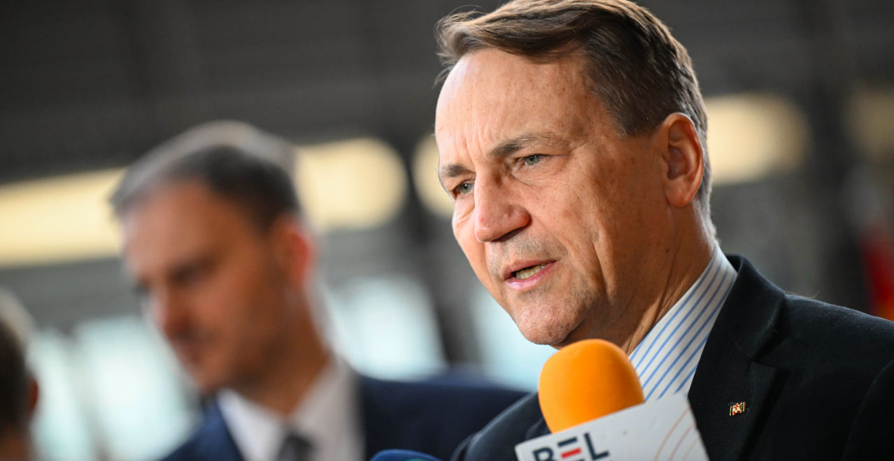 Сикорский: Беспокоит то, что Трамп называет НАТО "они", а не "мы".