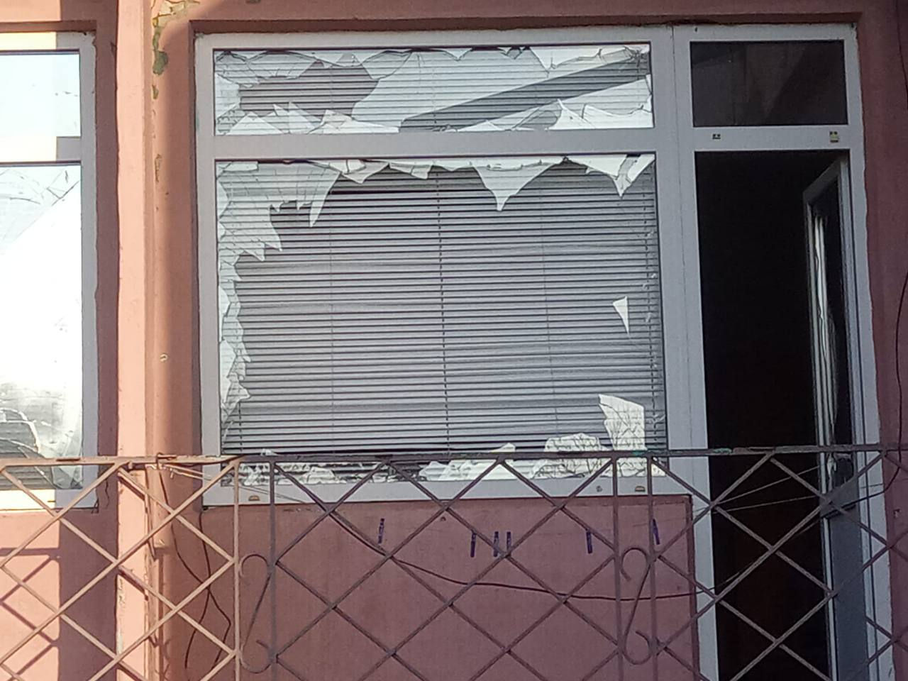 Три человека погибли при обстреле санатория в поселке Лавы в России.
