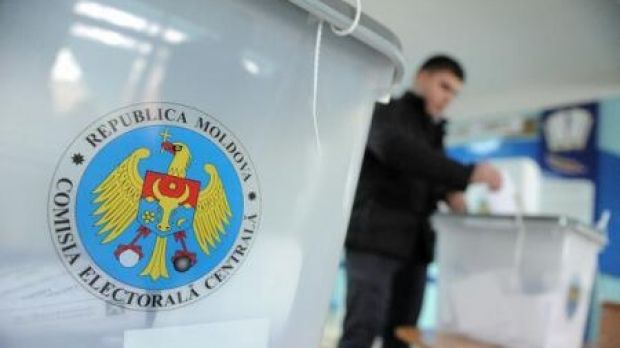 Явка на 1.977 участках составила 48,91%.