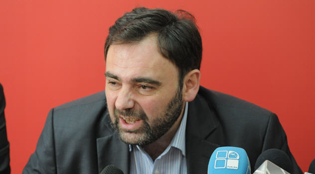 Марк Евгеньевич естественно как настоящий “еврей” выбирает соломоново решение: да в Россию, но там где тепло и где есть гарантированная работа.
