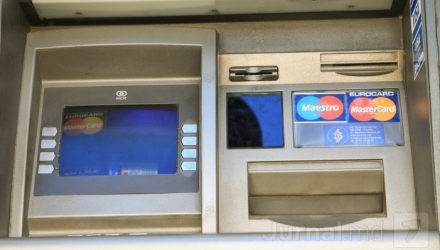 Вчера утром сотрудники одного из банков заметили странное устройство, установленное в банкомат банка.