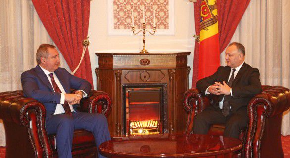 Vicepremierul rus Dmitri Rogozin a ajuns la Chişinău în cursul nopţii trecute, unde s-a întâlnit cu noul preşedinte al Moldovei, Igor Dodon.