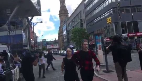 Zeci de persoane fugeau marți dintr-un centru comercial din Manchester.