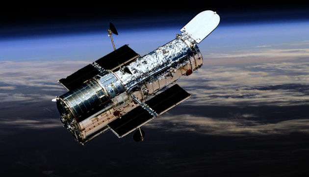 Похожи на звездолет: Hubble показал три галактики в созвездии Феникс.