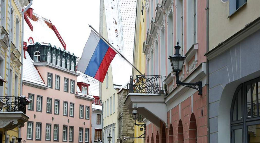 Эстония высылает российского дипломата из-за подрыва безопасности и пропаганды.