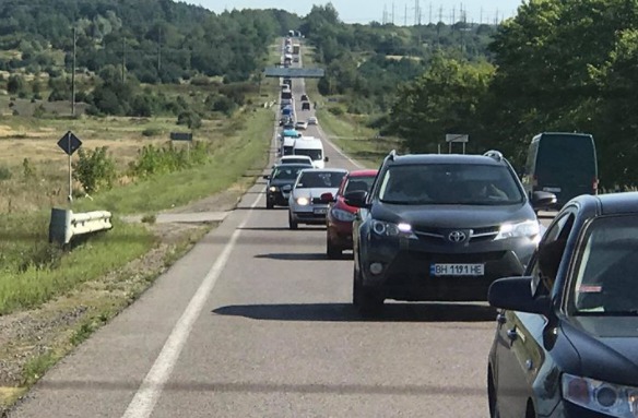 Из Львова в сторону границы Украины и Польши выехала колонна из сотни автомобилей. 