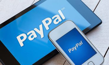 Tinerii pot deschide conturi business pe site-ul PayPal prin intermediul căruia pot primi plăţi prin Internet.