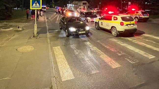 В Кишиневе мужчина врезался в три автомобиля и пытался скрыться с места ДТП.