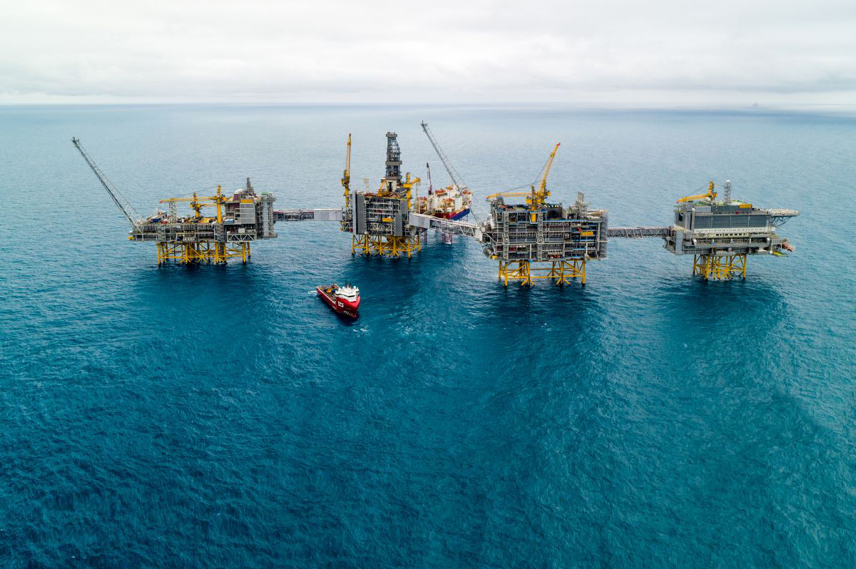 Greenpeace подаст в суд на власти Британии из-за газового месторождения в Северном море.