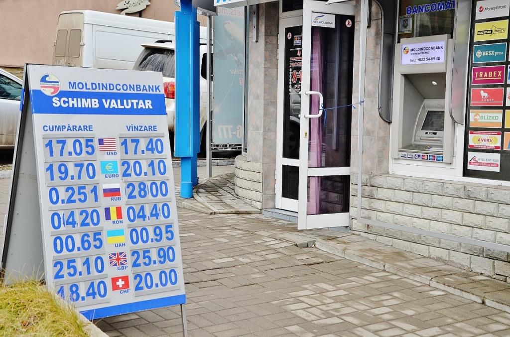 Доллар упал в цене на четыре бана и стоит по 19,47.