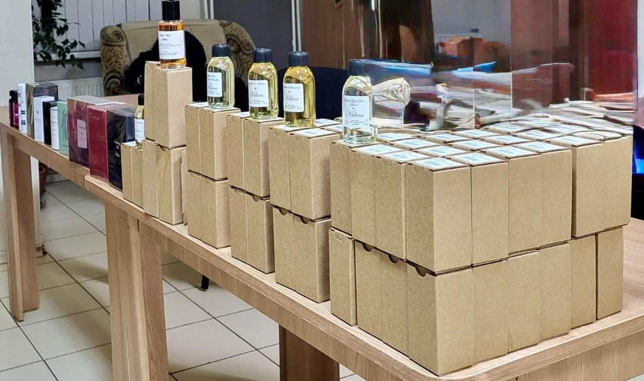 Mai multe articole de parfumerie de contrabandă, depistate de Serviciul Vamal.
