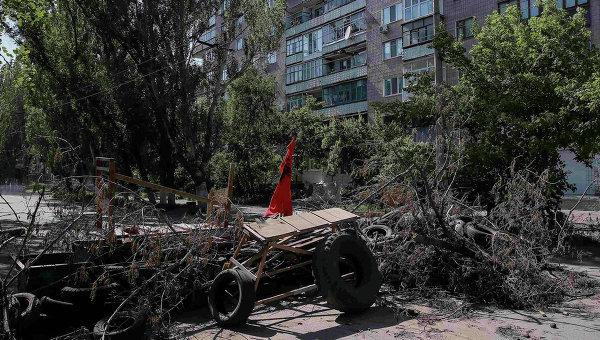 Украинская артиллерия точным огнем нанесла удар по захваченным ополченцами зданиям СБУ, милиции и исполкома.