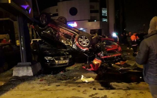 O șoferiță cu un Q7 a spulberat 10 mașini după care s-a răsturnat.
