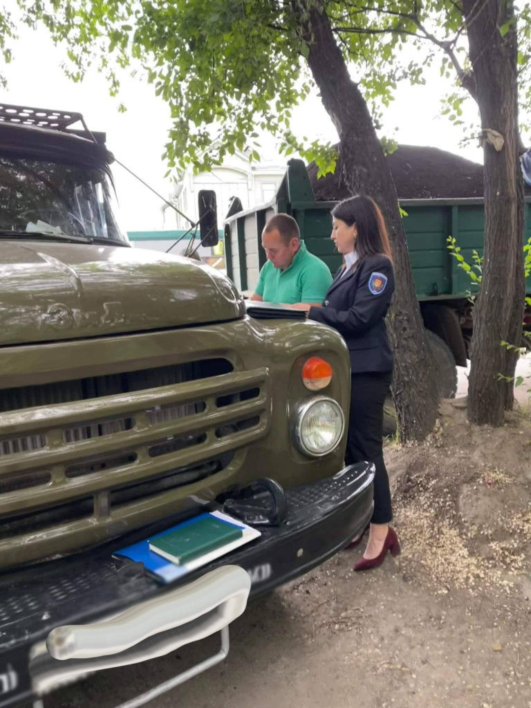 В Кишиневе оштрафовали лиц, которые незаконно продавали песок и почву.