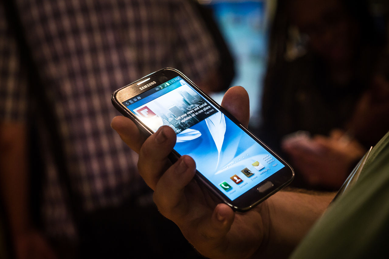 Noile telefoane Samsung vor permite autentificarea prin cititul în palmă.