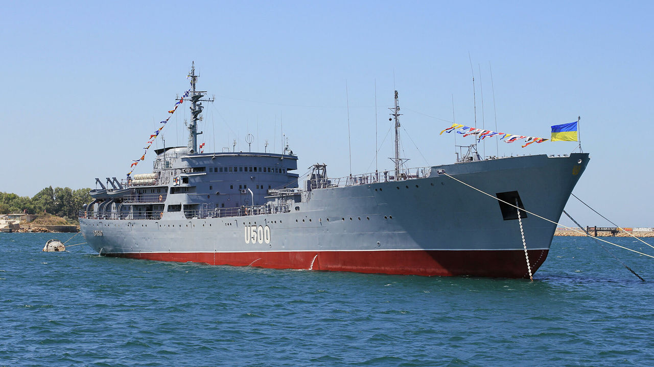 Корабль ВМС Украины, двигавшийся в сторону Керчи, лег на обратный курс.