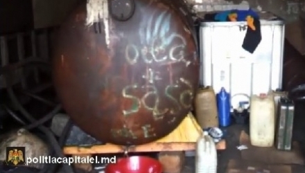 Из багажника и салона автомобиля полиция изъяла около 200 литров топлива.