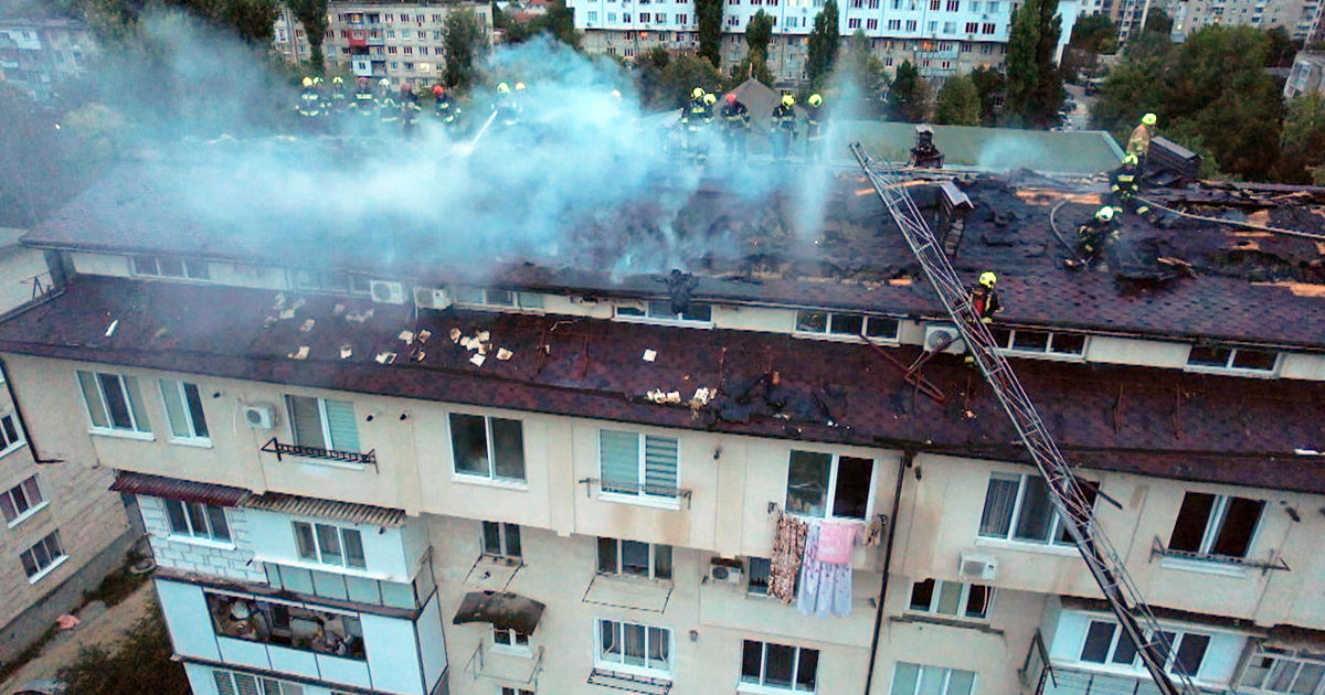 Mansarda distrusă de incendiu din sectorul Buiucani poate fi reconstruită.