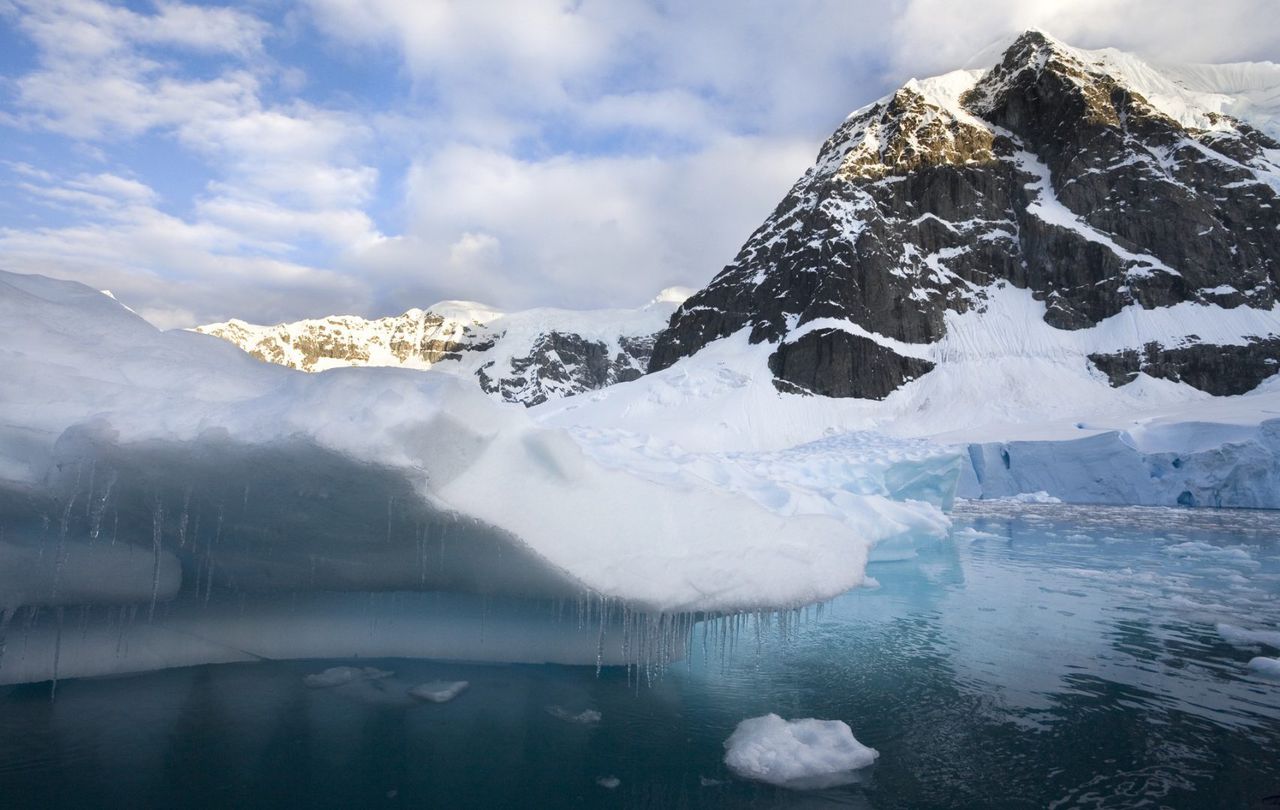 Gheţarii din Antarctica ascund aproape 100 de vulcani necunoscuţi. 