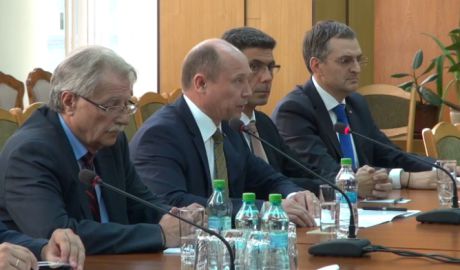 По мнению Стрельца, сейчас его отставка приведет к большим проблемам.