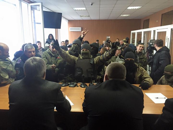 "Правый сектор"  заблокировал здание суда в Одессе.