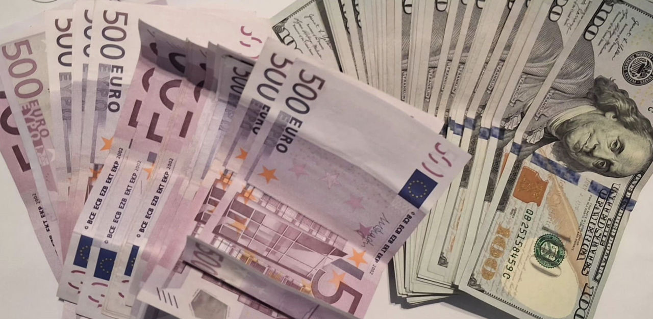 Peste 26.000 de euro și 4.500 de dolari nedeclarați, depistați la doi străini la Aeroportul din Chișinău.